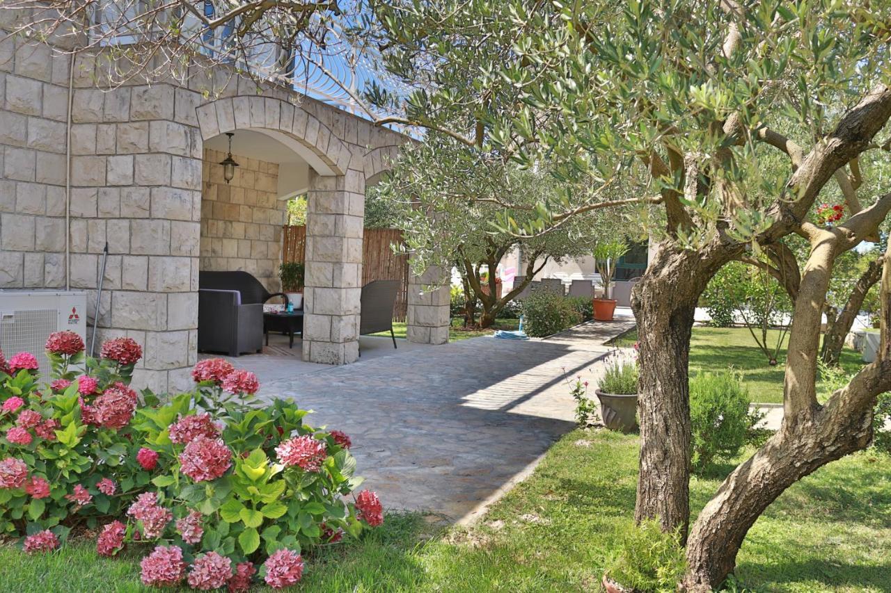 Villa Grand Pinea Cilipi Exterior photo